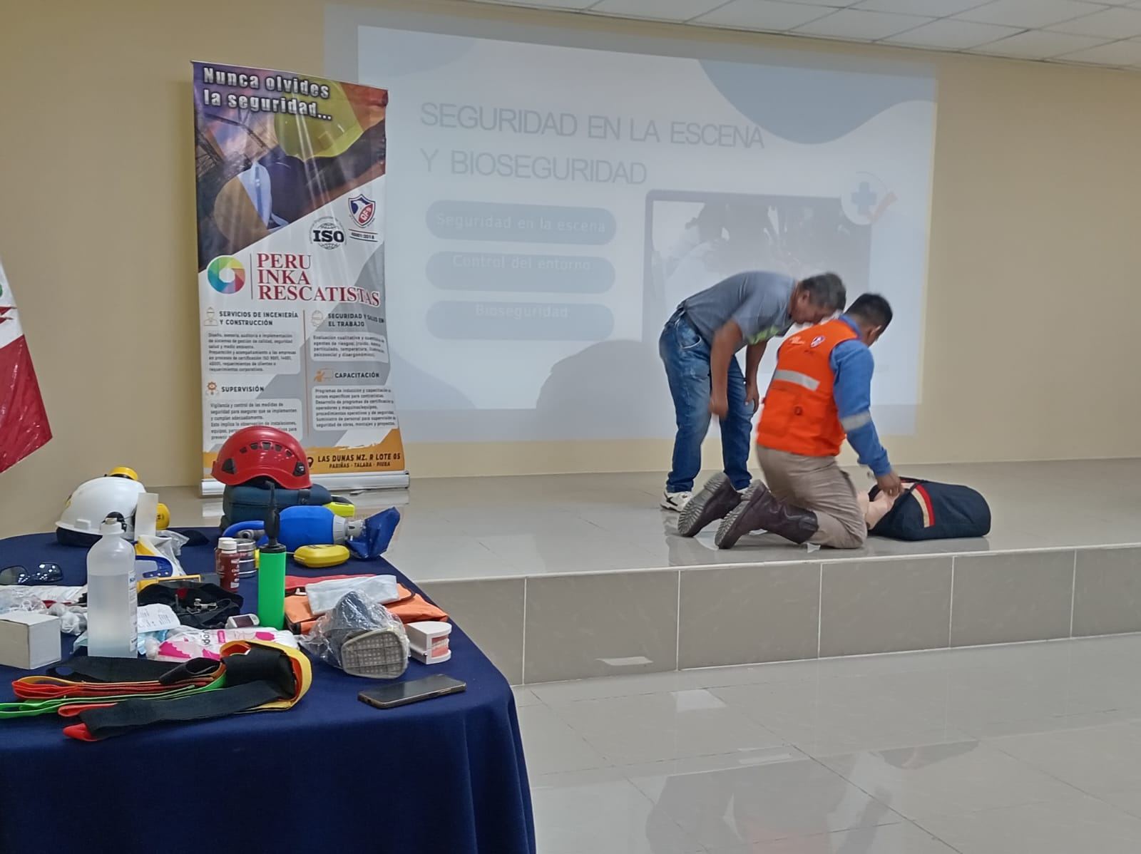 Simulacro de RCP y bioseguridad en escena