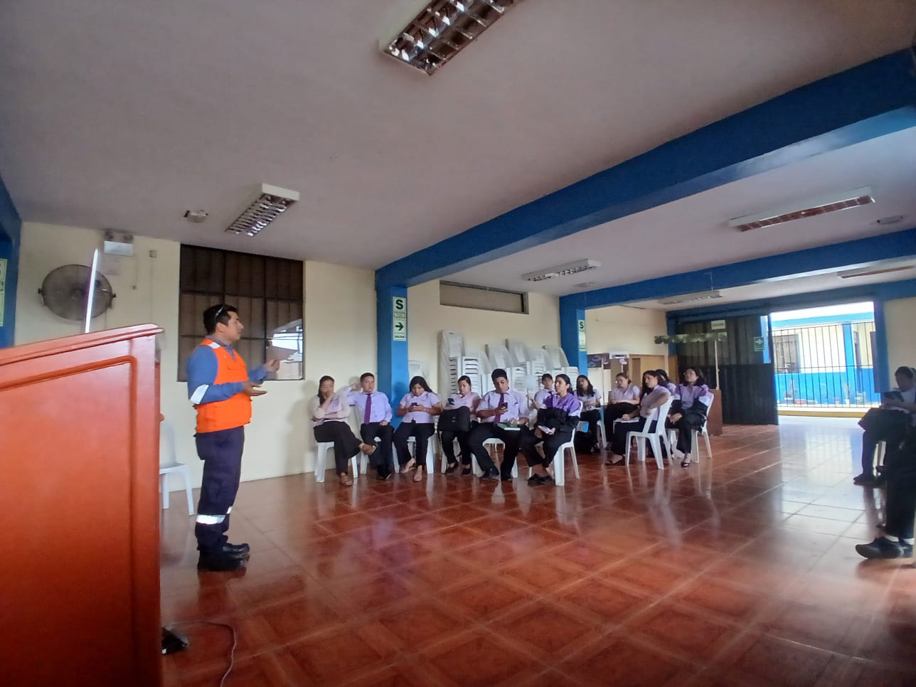 Charla de seguridad con personal de planta